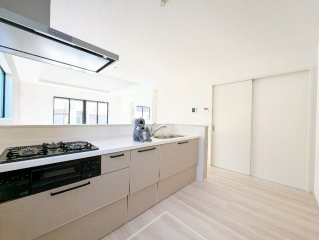 【キッチン】 | 前橋市上新田町　新築住宅 | お料理をしながら家族との会話が楽しめる対面キッチン。リビングで遊ぶお子様を見守りながらお料理が出来ます。出来上がったお料理や後片付けを手伝ってもらうなど家事分担ができます。
