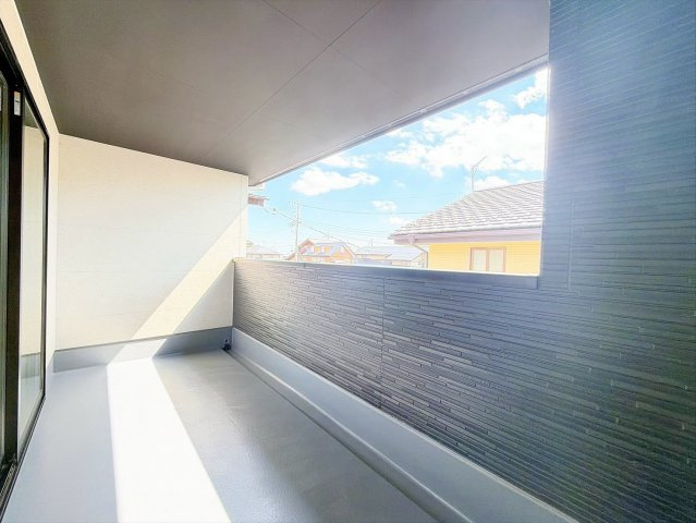 【バルコニー】 | 前橋市上新田町　新築住宅 | 雨の日も安心なインナーバルコニー。
洗濯物も気にせずお出かけできます。