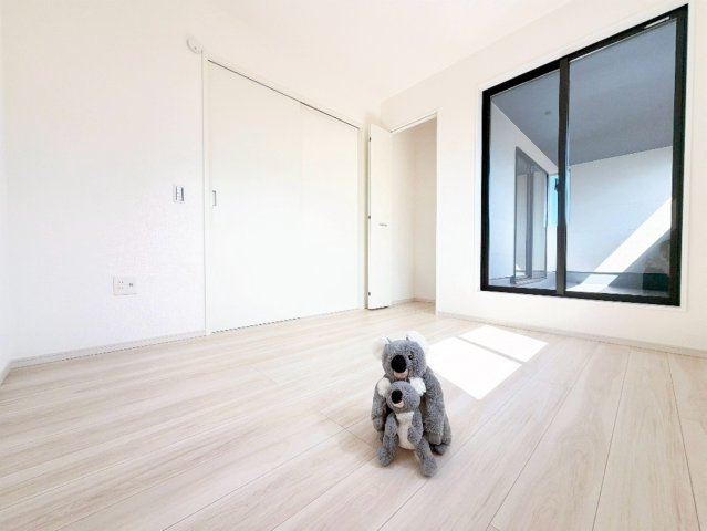 【洋室】 | 前橋市上新田町　新築住宅 | 窓からそそがれる暖かみのある明るい空間。広々としたプライベート空間で自分の時間を楽しめます。フローリング仕様で普段のお掃除も楽々です。