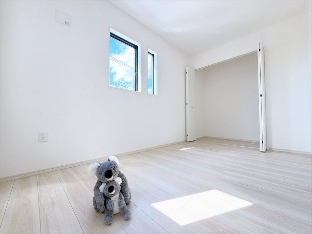 【洋室】 | 前橋市上新田町　新築住宅 | さまざまにカスタマイズしていただけるシンプルなデザインの内装。ご自身で素敵な空間を創り上げられます。
