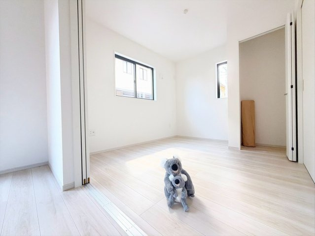 【洋室】 | 前橋市上新田町　新築住宅 | LDKに隣接している洋室。お子様を遊ばせたりお昼寝させたりしながら家事を行えます。