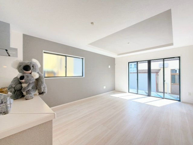 【居間・リビング】 | 前橋市上新田町　新築住宅 | 対面式キッチンは家族との距離もぐっと近く感じられます。
お料理の間でも、目を見ながらコミュニケーションを楽むことも可能。キッチン前にテーブルを並べればお子様の宿題も見守ることができます。