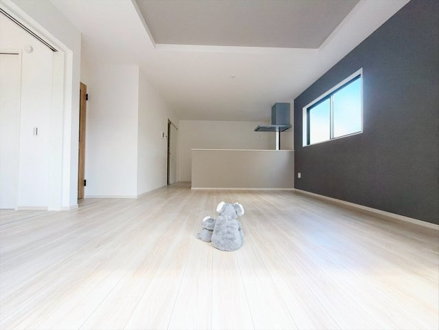 【居間・リビング】 | 前橋市上新田町　新築住宅 | 開放感あふれるリビング・ダイニングは、光と風を感じながら過ごせる心地よい空間。インテリアの映える落ち着いたデザインで、ゆとりある毎日を演出します。