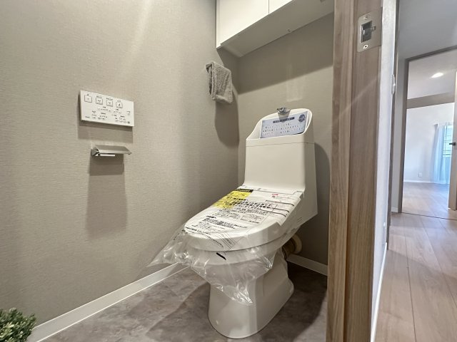 戸塚パーク・ホームズのトイレ|温水洗浄便座のトイレ設備です！トイレ上部にはあると便利な吊戸棚を設置！