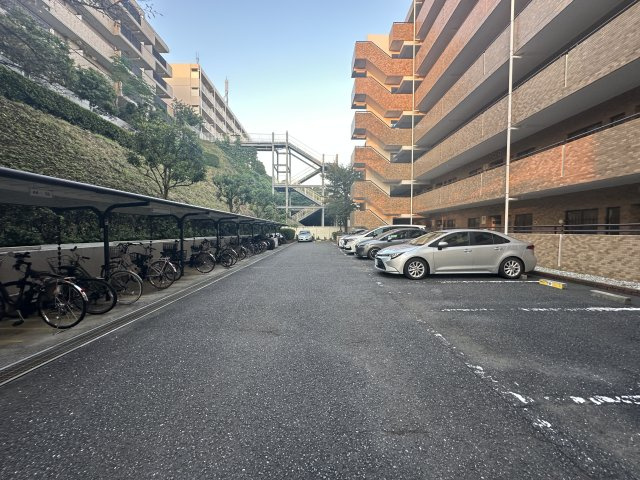 戸塚パーク・ホームズの駐車場|駐車場の空き状況については、その都度、確認いたしますのでお気軽にお聞きください。