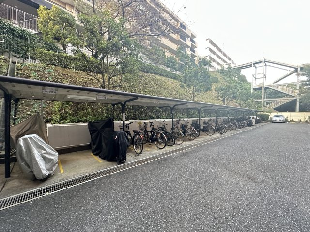 戸塚パーク・ホームズの駐輪場|大切な自転車を雨から守ってくれる屋根付きの駐輪スペースです。