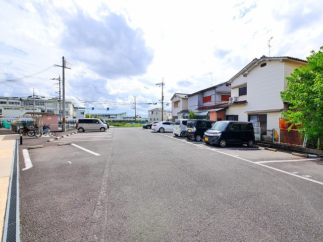 クラール平城の駐車場