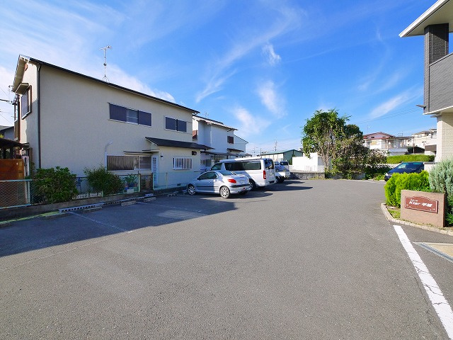 クラール平城の駐車場