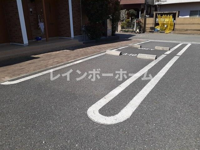 エレガンシア　Bの駐車場