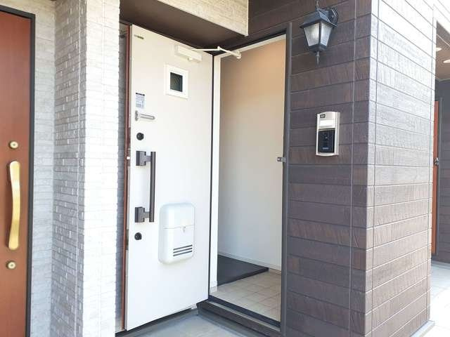 アビタシオン柳戸東の玄関