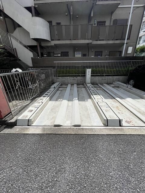 東雪谷マンションの駐車場