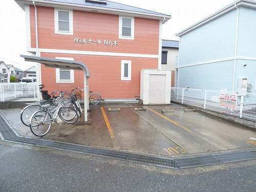 ヴェルナール谷八木の駐車場
