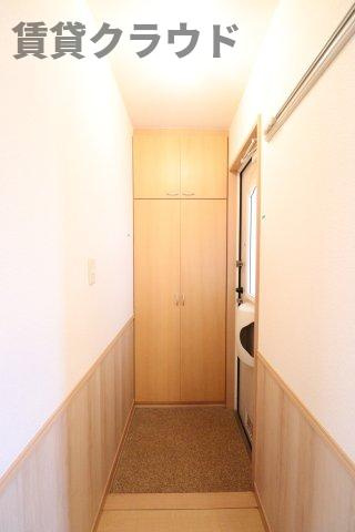 バニュルス　Ⅲの玄関|こまごまとしたものを収納できそうですね