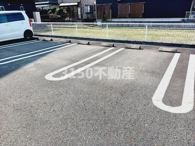 Ｆｉｒｓｔ・Ｐｌａｃｅの駐車場|車をお持ちの方に嬉しい駐車場付きの物件です