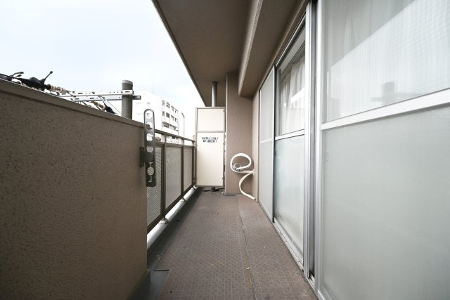 シャトー三愛のバルコニー|南向きバルコニーは洗濯物を干すだけでなく、天気のいい日には気分転換にのんびりできる空間です。