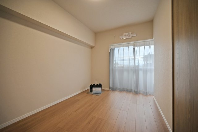 シャトー三愛の寝室|洋室5.8帖
主寝室想定。南向きバルコニーに面した明るいお部屋です。