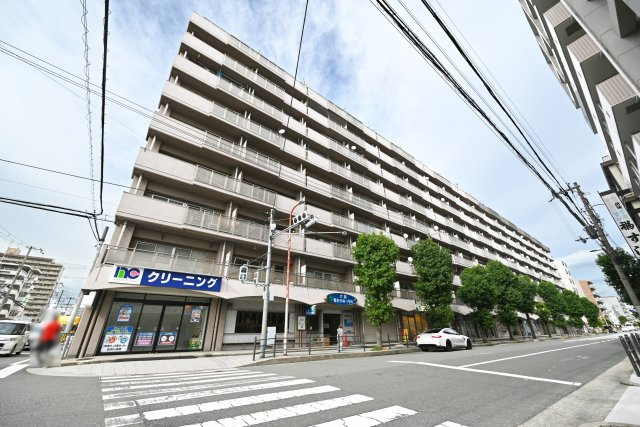 シャトー三愛の外観|JR学研都市線「徳庵」駅徒歩8分、2026年6月リフォーム済物件のご紹介です。ただいま家具を設置していますので実際の生活をイメージしやすくなっています。見学をご希望の方はお気軽にお問い合わせください。