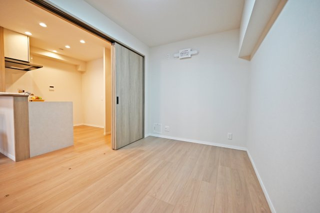 シャトー三愛の洋室|洋室5.1帖
ダイニングに隣接しているお部屋。扉を全開したらリビングダイニングと一体の利用できる空間です。