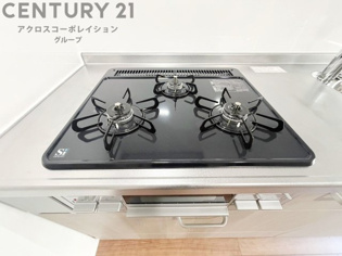 多数の調理器具を同時に使用でき、料理の効率化が可能。省エネで節約になり、様々な料理スタイルに適応できます。また、火力調整が独立しており、手入れや掃除もしやすく、今よりもっとお料理が楽しくなるかも。