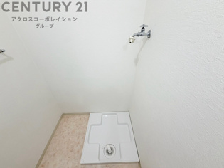 洗濯物の仕分け作業がしやすく、整理整頓が容易になります。洗濯音や湿気を他の部屋に持ち込まず、生活環境を快適に保ちます。上部を活用すれば収納スペースを確保でき洗剤や洗濯用品の整理もしやすくなります。