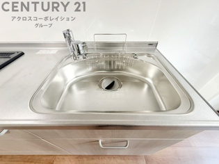 大きなシンクでお鍋などの大きな調理器具を洗う際にも便利です。
