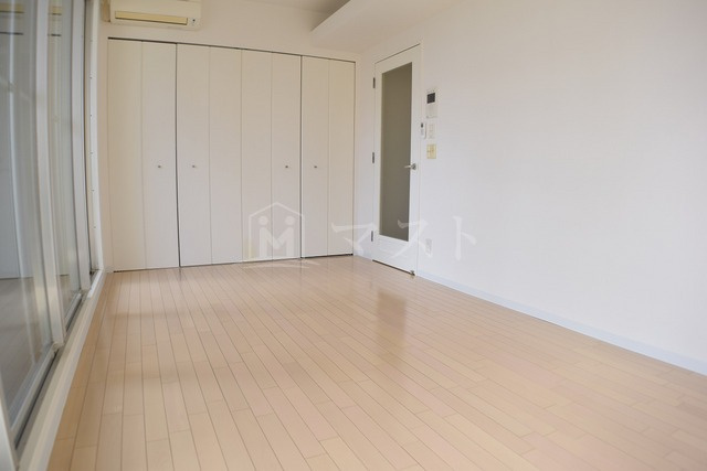 コスモリード谷町六丁目（旧ドゥーエ谷町）の居間・リビング