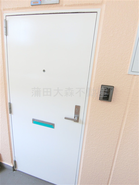 秀マンションの玄関