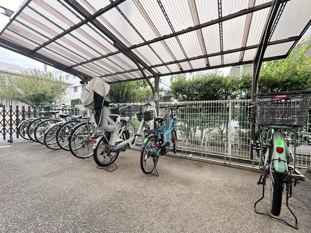 【駐輪場】 | 田園キャッスル志村 | 自転車置き場。マンションの共用部にあたります。空きの有無や駐輪料金、各戸の台数制限などについては、改めてお問い合わせください。～即日のご見学可能～　お問合せはお気軽にどうぞ。