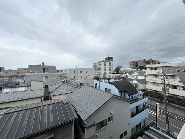 【展望】 | 田園キャッスル志村 | 眼前に広がる空の雄大さと、このお部屋の自慢の一つである「眺望」をご覧ください。毎日、この景色を独り占めできる新生活に夢が広がります。～即日のご見学可能～　お問合せはお気軽にどうぞ。
