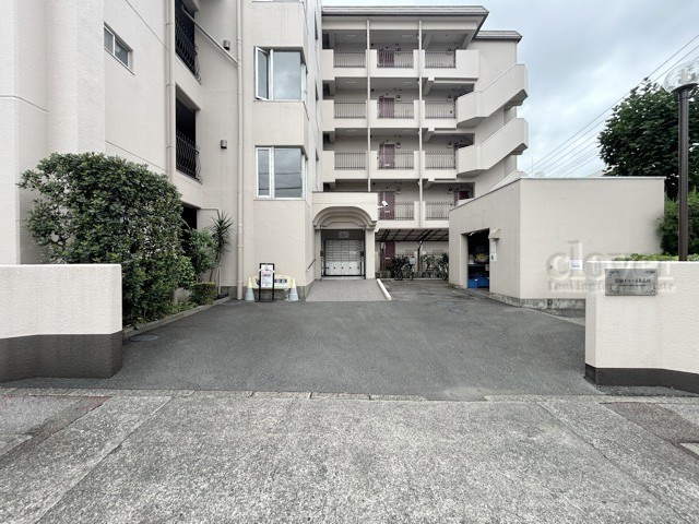 【エントランス】 | 田園キャッスル志村 | お客様を、そして住人を出迎えてくれるマンションのエントランス。ゴミが落ちていないことからも、管理状態の良さや住民の節度の高さが見て取れます。～即日のご見学可能～　お問合せはお気軽にどうぞ。