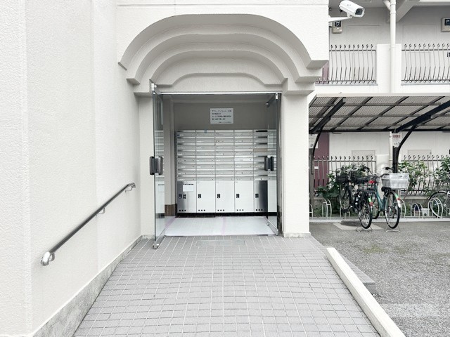 【エントランス】 | 田園キャッスル志村 | お客様を、そして住人を出迎えてくれるマンションのエントランス。ゴミが落ちていないことからも、管理状態の良さや住民の節度の高さが見て取れます。～即日のご見学可能～　お問合せはお気軽にどうぞ。