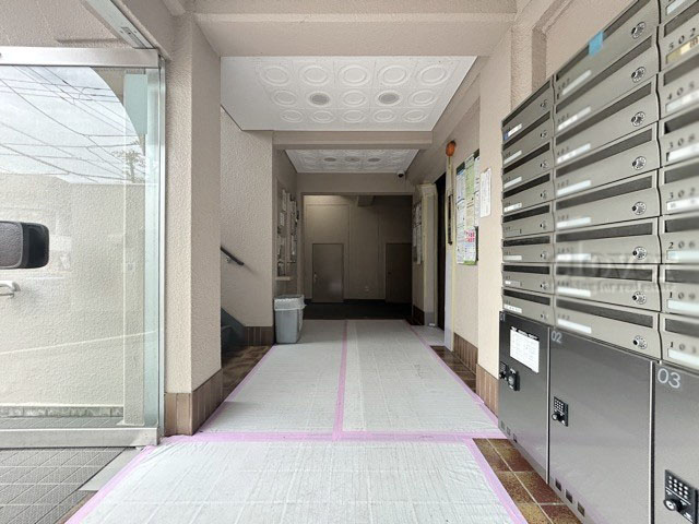 【ロビー】 | 田園キャッスル志村 | 集合ポストなどを備えたエントランスホール。ここもマンションの顔となる部分であり、しっかりと清掃の行き届いたさまに安心感をおぼえます。～即日のご見学可能～　お問合せはお気軽にどうぞ。