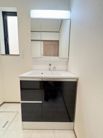 三郷市高州1丁目　新築戸建　全2棟　A号棟の独立洗面台|同施工会社の参考写真になります。