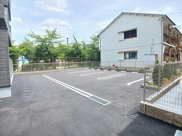 ヒカルサ尼崎神崎町の駐車場