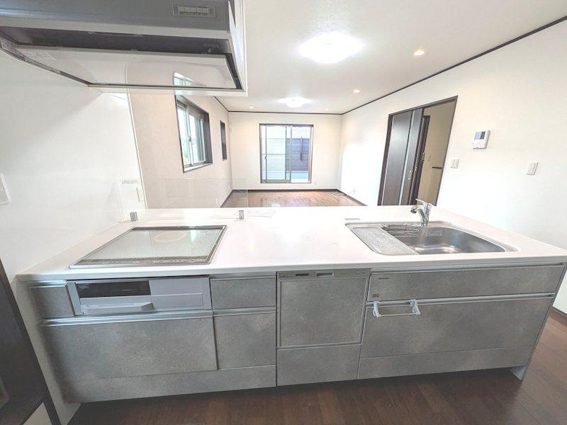 梅が枝　中古一戸建てのキッチン|対面システムキッチン■物件内覧・資金計画相談・住宅ローン相談、リフォーム相談、お問合せ受付中■
※当日・翌日のご内覧、ご相談はお電話でのお問合せがスムーズです！