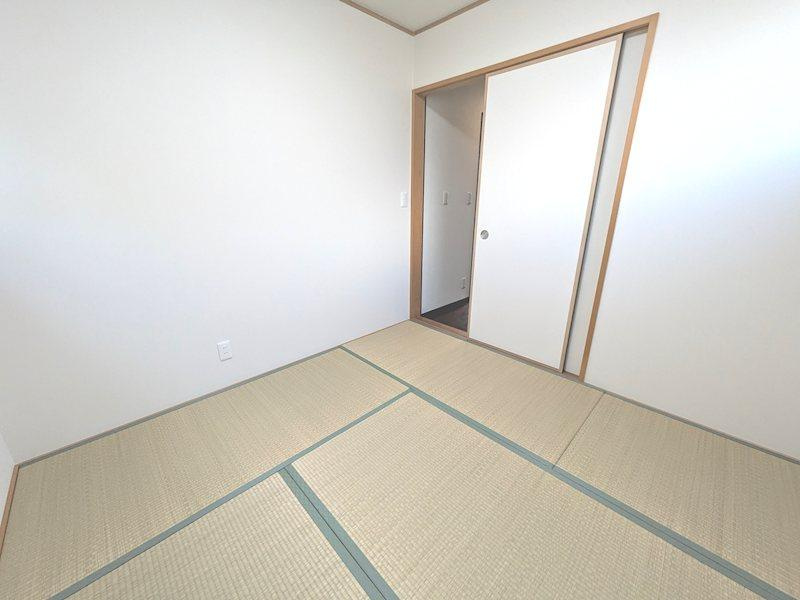 梅が枝　中古一戸建ての内装|和室4.5帖
■物件内覧・資金計画相談・住宅ローン相談、リフォーム相談、お問合せ受付中■
※当日・翌日のご内覧、ご相談はお電話でのお問合せがスムーズです！