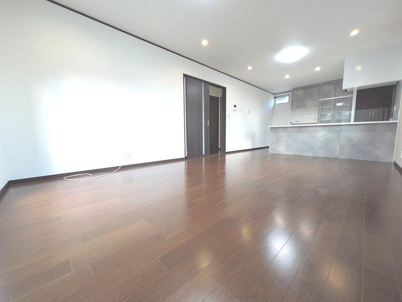 梅が枝　中古一戸建ての居間・リビング|LDK17.7帖
■物件内覧・資金計画相談・住宅ローン相談、リフォーム相談、お問合せ受付中■
※当日・翌日のご内覧、ご相談はお電話でのお問合せがスムーズです！