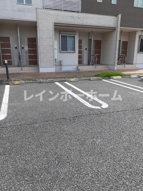 槇の木　サニーハウス2号館の駐車場
