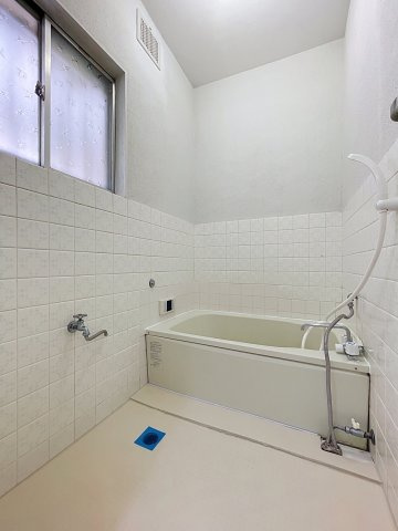 【浴室】 | 矢作戸建て | ★窓あり！リラックスできるお風呂です★