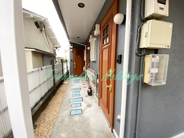 藤沢市鵠沼石上３丁目のアパートのエントランス
