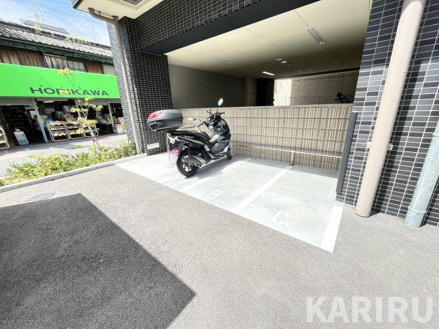 アドバンス北大阪ロワンの駐車場