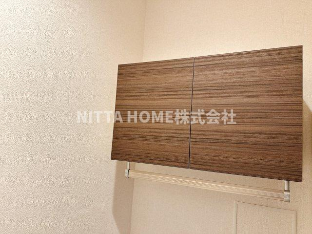 プロヌーブ颯士の収納|上にはトイレットペーパーなどをストックできる棚がついています◆