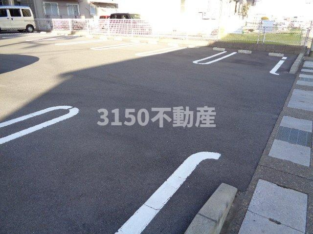 ラシアスの駐車場|駐車スペースもあります