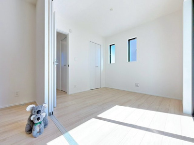 【洋室】 | 高崎市小八木町　築住宅 | LDKに隣接している洋室。お子様を遊ばせたりお昼寝させたりしながら家事を行えます。