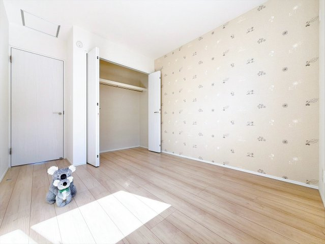 【洋室】 | 高崎市小八木町　築住宅 | 広さはお子様の勉強部屋にも適した広さ！
勉強机や本棚などの家具を置いてもフリースペースも確保することができます。