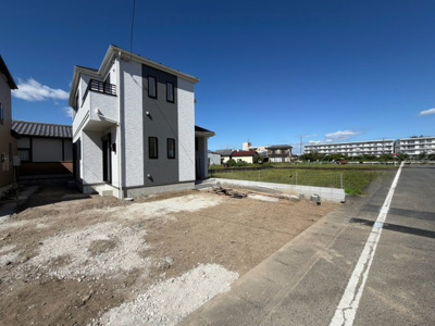 【前面道路含む現地写真】 | 高崎市小八木町　築住宅 | 完成済み！いつでも新生活を始めることができます。
開放感あるLDK！
陽当り、風通しも良い暖かな住まいです。
KOALIVE （コアライブ）【0120-919-727】