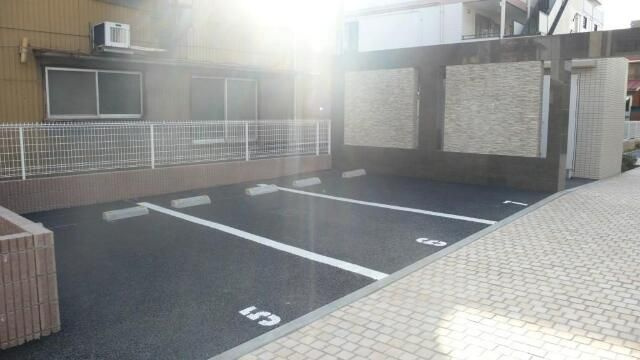 GLANZの駐車場