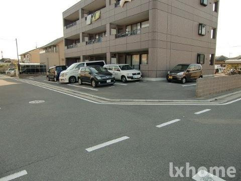 ティアーズガーデンの駐車場|駐車場があるので、車を買う予定の方も安心です