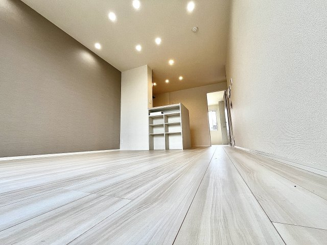 Grande maisonの居間・リビング|反転タイプ他室の写真です