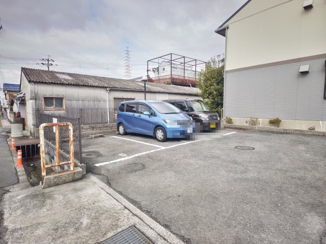 サンメゾン塚脇の駐車場